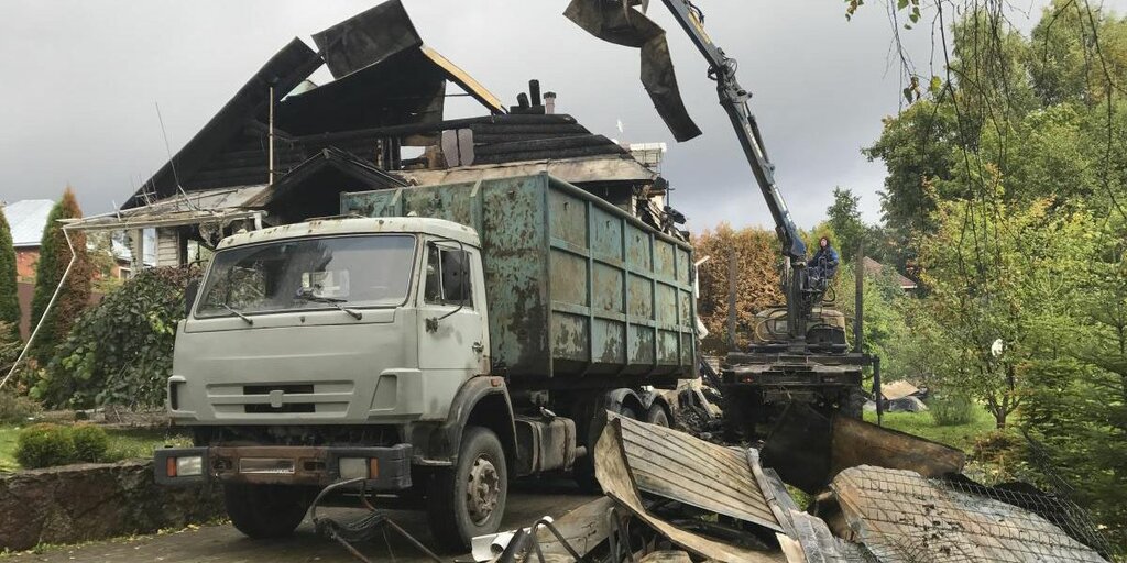 Вывоз мусора после пожара с утилизацией в Каспийске в октябре