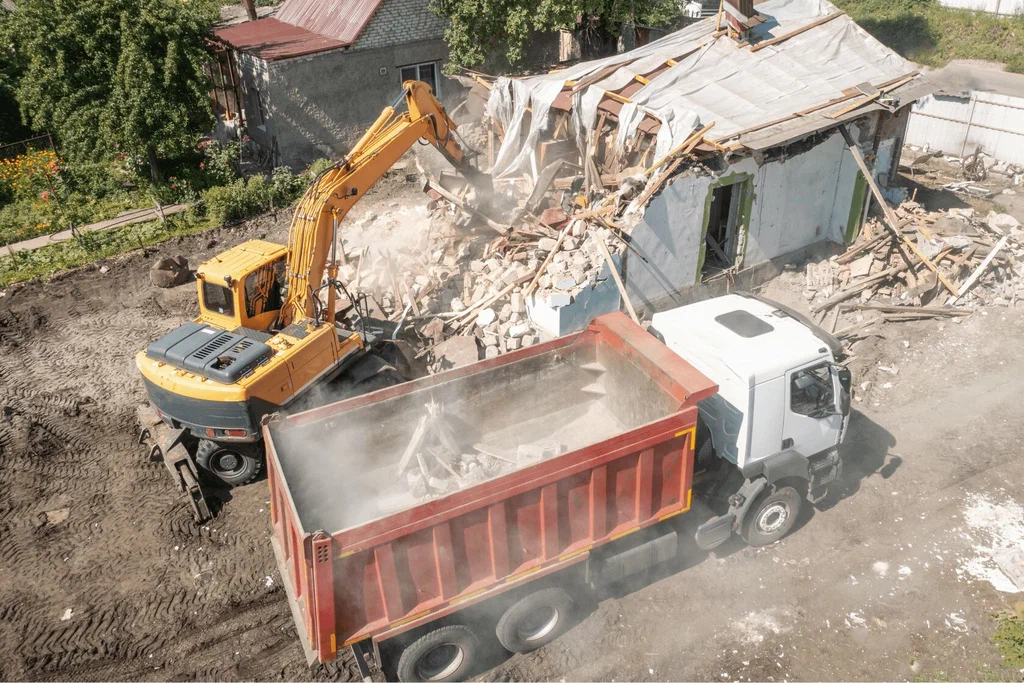 Вывоз мусора после сноса зданий с выездом в Каспийске в октябре