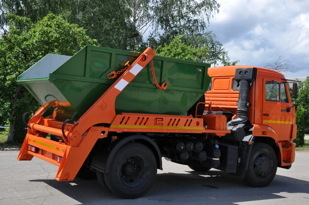 Заказ бункеровоза для вывоза мусора и отходов в Каспийске в октябре