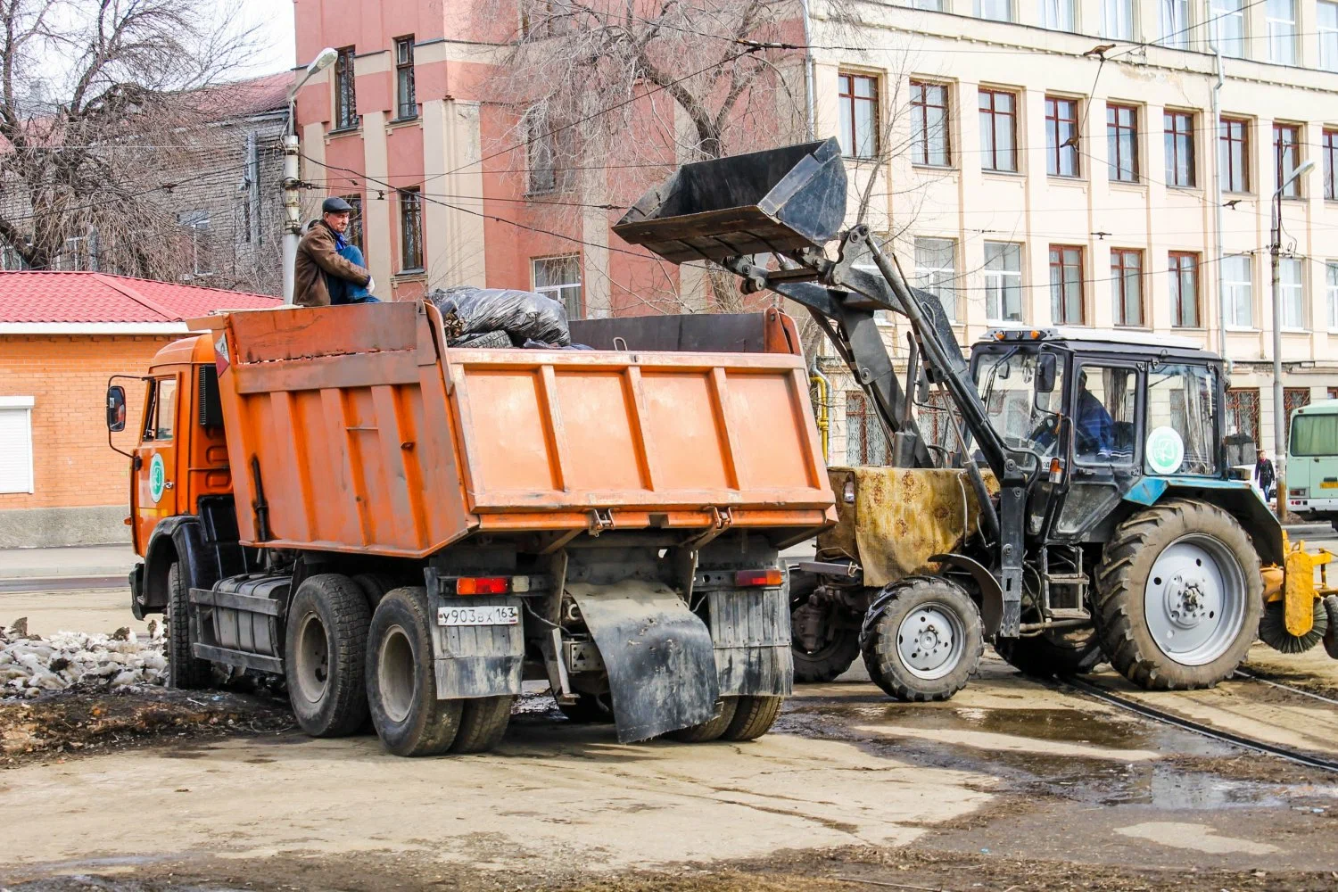 Вывоз мусора Камазом в Каспийске – аренда и заказ Камаза 10 тонн от 2393 руб. в ПроМусор