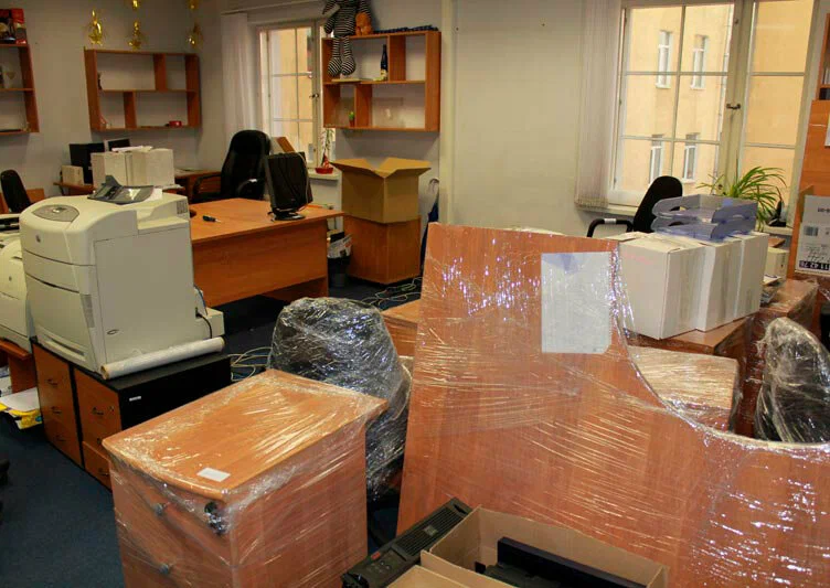 Вывоз старой офисной мебели в Каспийске в октябре