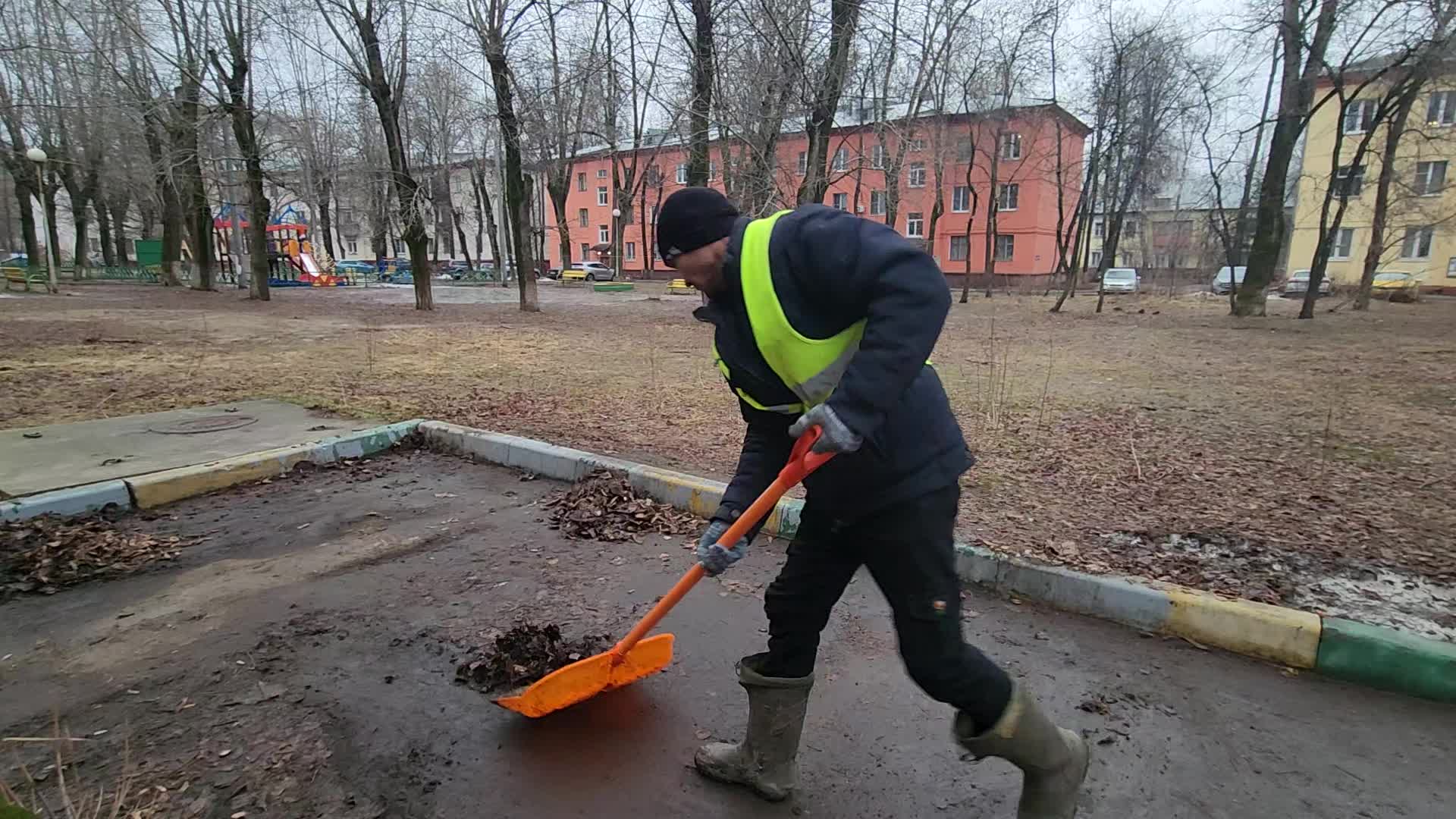 Уборка территорий в Каспийске в октябре