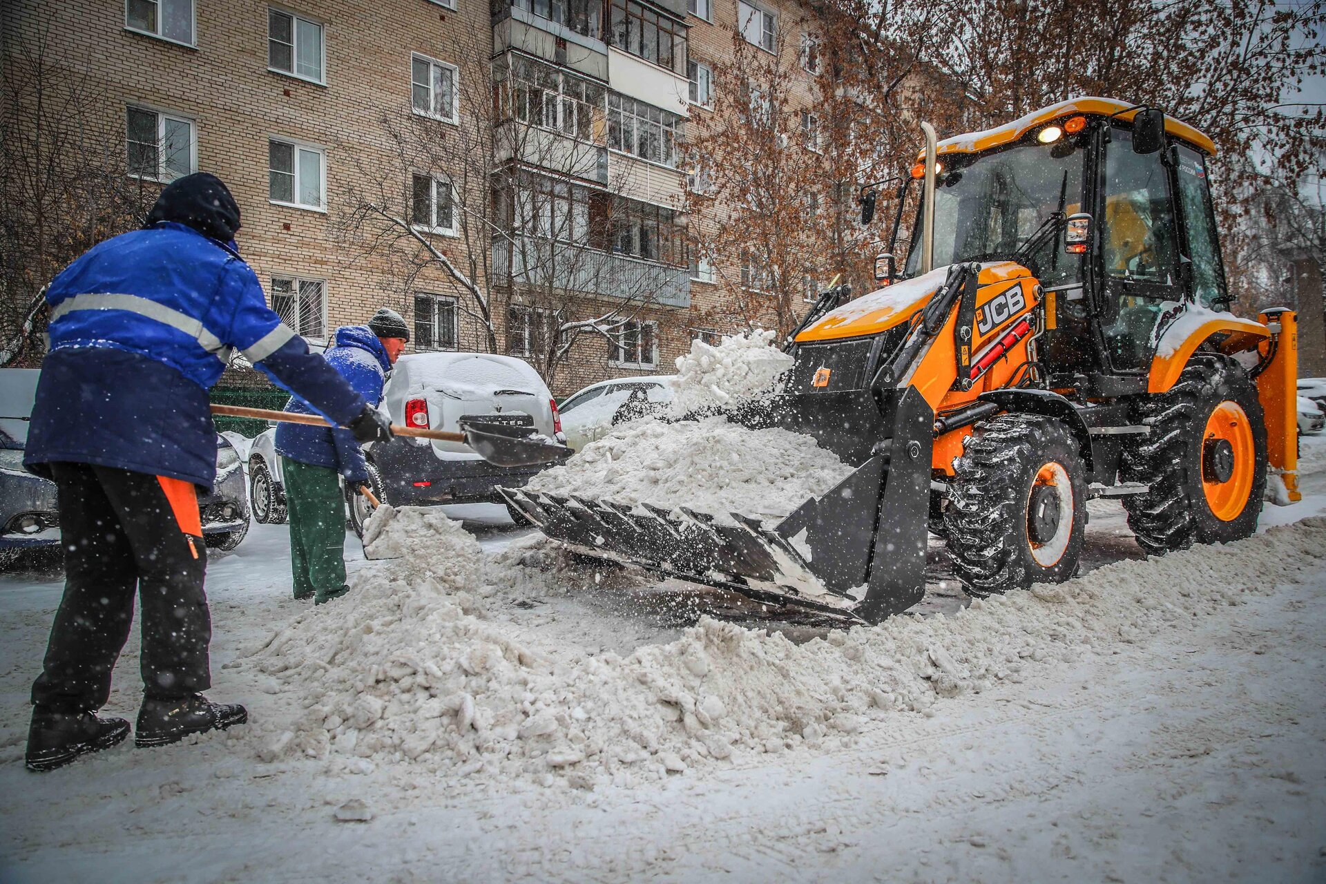 Очистка дворов от снега и наледи в Каспийске — уборка снега, трактор и ручная, цены от 509 руб. | ПроМусор