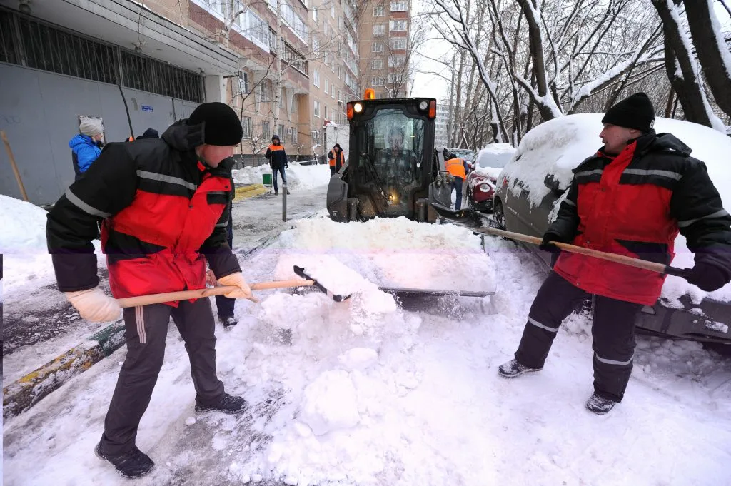 Очистка дворов от снега с гарантией результата в Каспийске в октябре