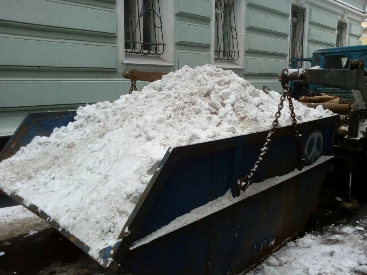 Вывоз снега контейнерами в Каспийске в октябре